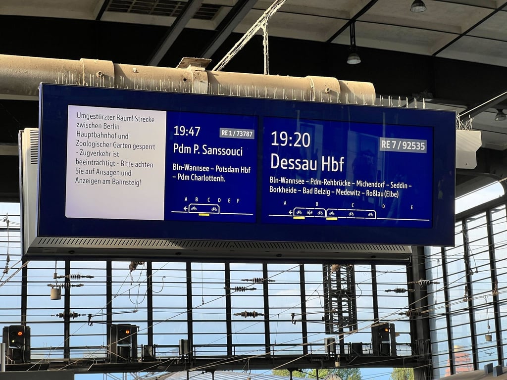Seit Donnerstagabend ist der Bahnverkehr durch Unwetter beeinträchtigt.