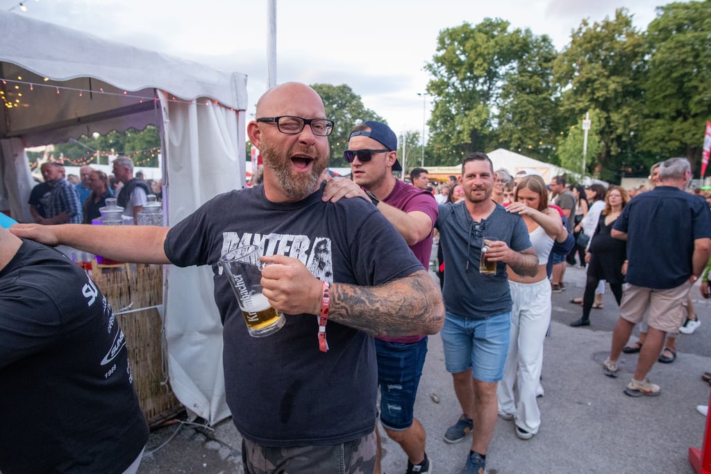 „Wir ziehen los, mit ganz großen Schritten ...“: Polonaise vor dem Jugendzelt.