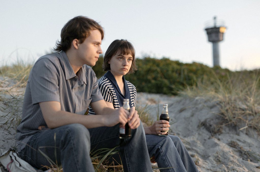 Obwohl Hanna (Lena Urzendowsky) Andreas‘ (Willi Geitmann) Plan, durch die Ostsee zu schwimmen, für Wahnsinn hält, verspricht sie, ihn bei der Flucht zu unterstützen - Szene des Films „Jenseits der blauen Grenze“.