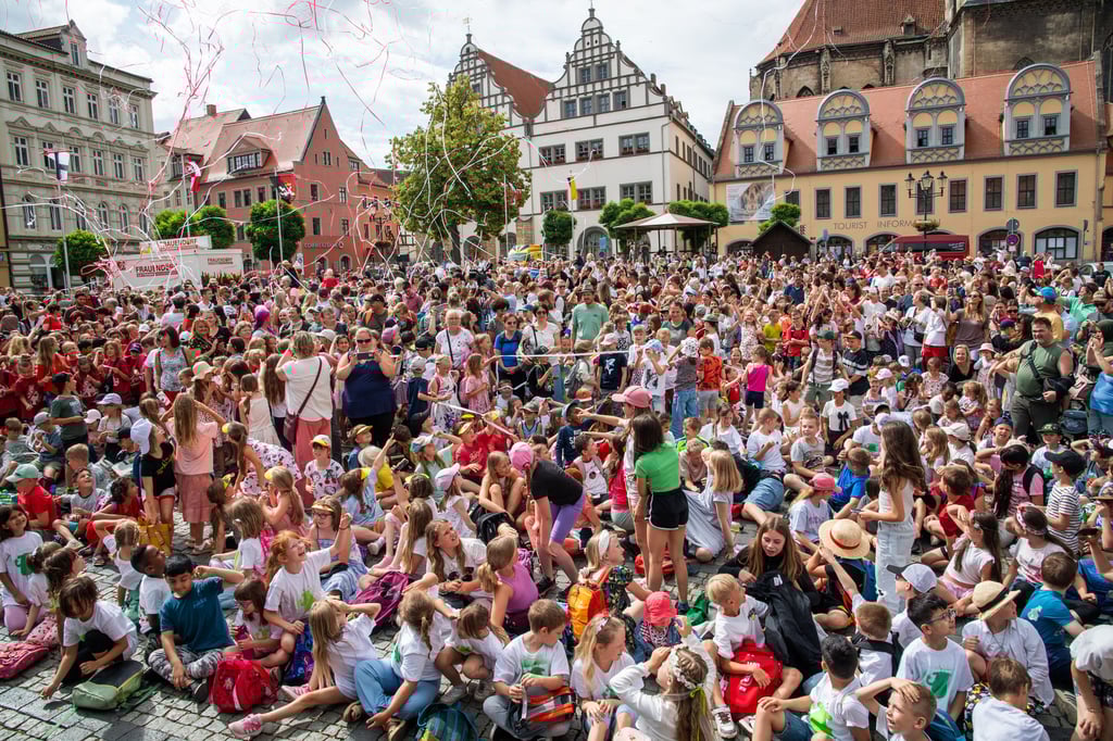 Unter großem Jubel zischen Papierschlangen, die aus zwei Konfettikanonen abgefeuert wurden, über dem Markt durch die Luft. Damit ist das Naumburger Kinderkirschfest 2025 für die Grundschüler eröffnet – was für ein Start auch in die Sommerferien.