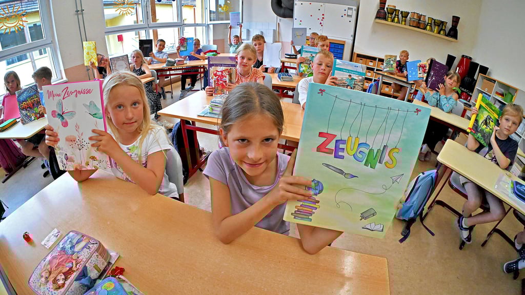 Die Zweitklässer der Grundschule in Mehringen freuen sich über ihre Zeugnisse – jetzt können die Ferien starten.