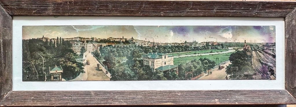 Die alte Ansichtskarte mit großem Seltenheitswert ist heute in Haynsburg zu finden. Sie zeigt das Panorama von der Auebrücke mit Wasservorstadt 18 bis zum Bahnhof Zeitz sowie die gesamte Oberstadt. Die Karte stammt von der Kunstanstalt Helff & Stein GmbH Leipzig und ist aus dem Jahr 1894. Die Panoramakarte hat eine Größe von 9,5 Zentimer Höhe und eine Länge von 42,5 Zentimetern.
