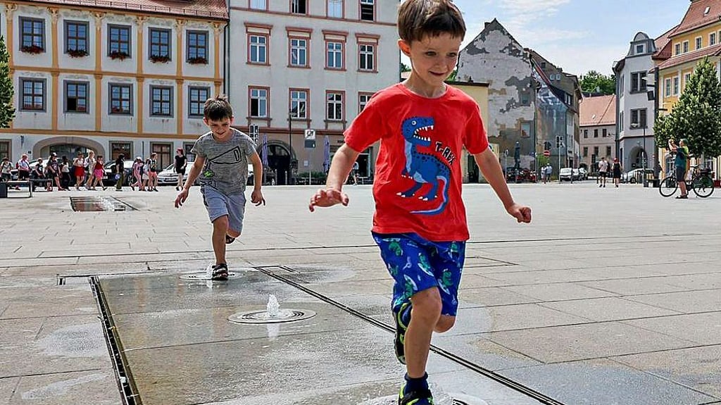 Die ukrainischen Brüder Mark (rechts) und Kiril haben vor der Rückkehr in ihre Heimat noch einmal die Wasserspiele auf dem Weißenfelser Marktplatz genossen.