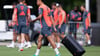 Jamal Musiala zieht eine Musikbox auf den Trainingsplatz. Gegen Flamengo soll der Bayern-Star auf dem Platz für die Musik sorgen.