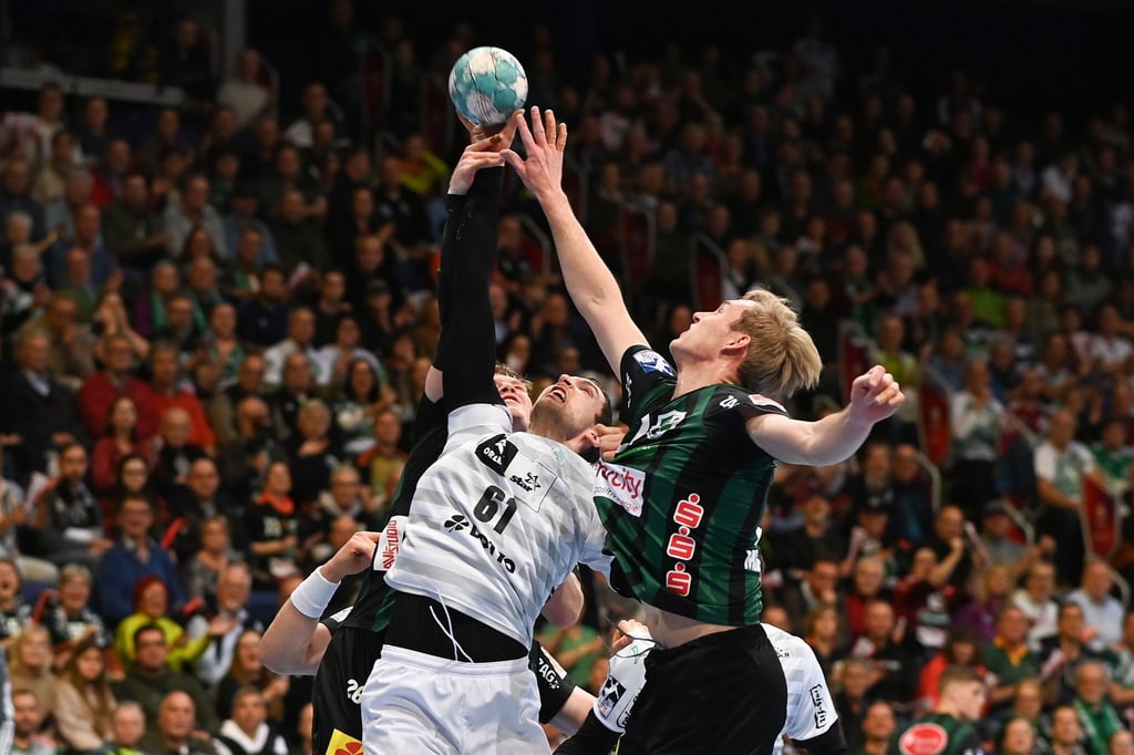Spitzenhandball in der ZAG Arena: Hier kämpfen Kiels Hendrik Pekeler (l) und Hannovers Marian Michalczik um den Ball.