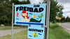 Das Schild weist den Weg zum Freibad am Ortsrand von Westerhausen. 