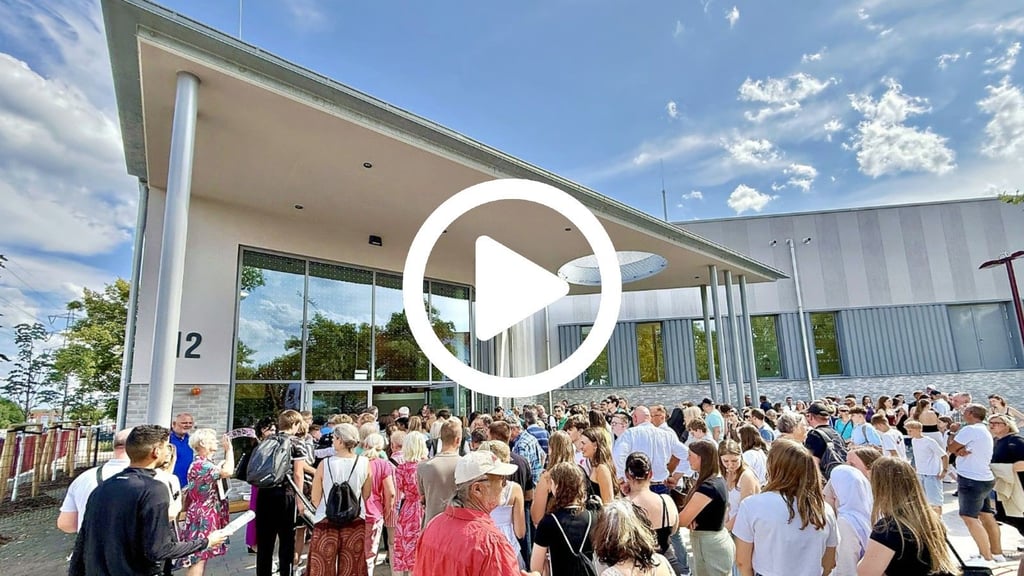 Der Andrang am Donnerstagnachmittag ist groß: die neue Sporthalle Damaschkestraße wird eröffnet.