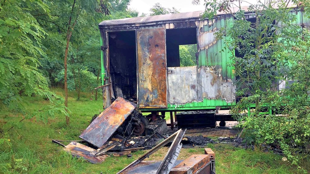 Auch 2023 wurde der Kiosk am Froser See schon einmal angegriffen und niedergebrannt. Damals ist nicht viel übriggeblieben.