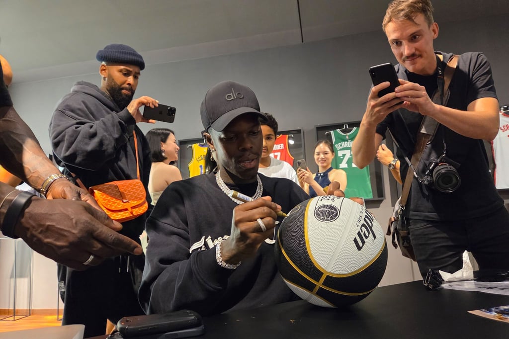Dennis schreibt in einem Braunschweiger Einkaufszentrum Autogramme und macht Selfies mit den Fans.