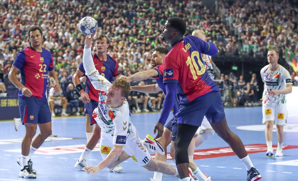 Im Halbfinale des Final4 traf der SC Magdeburg vor zwei Wochen auf den FC Barcelona und zog ins Endspiel ein. Hier setzt sich Gisli Kristjansson am Kreis gegen Blaz Janc und Dika Mem durch.