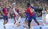Im Halbfinale des Final4 traf der SC Magdeburg vor zwei Wochen auf den FC Barcelona und zog ins Endspiel ein. Hier setzt sich Gisli Kristjansson am Kreis gegen Melvyn Richardson und Dika Mem durch.