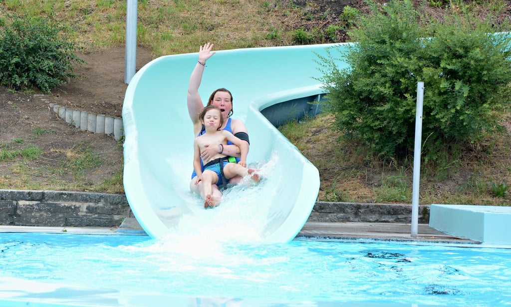 Im Freibad Schönebeck sorgte bei der Wiedereröffnung heute vor allem die Rutsche für besonderen Badespaß.