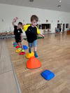 Die Vier- bis Siebenjährigen der Kindersportgruppe Athenstedt  balancieren hier mit Spaß über einen Teil des Parcours.