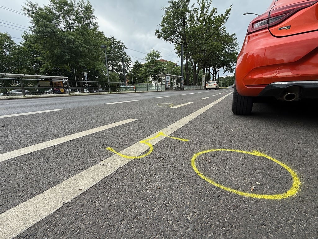 Eine Fußgängerin starb bei dem Verkehrsunfall, nachdem sie von einer Straßenbahnhaltestelle gekommen war.