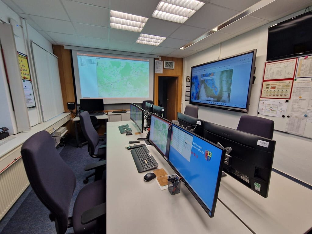 Im Stabsraum des Altmarkkreises Salzwedel waren alle Systeme hochgefahren, um den Überblick über die Lage zu behalten.