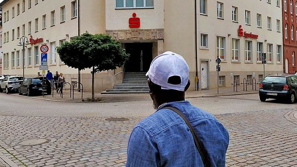 Ein Asylbewerber aus Kamerun gegenüber der Sparkassenfiliale in Salzwedel.