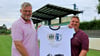 Der scheidende Dessau-Nullfünf-Präsident Thomas Diedrich (l.), bis 30. Juni im Amt, präsentiert mit  Olaf  Bülow das spezielle Trikot für das FCM-Spiel.