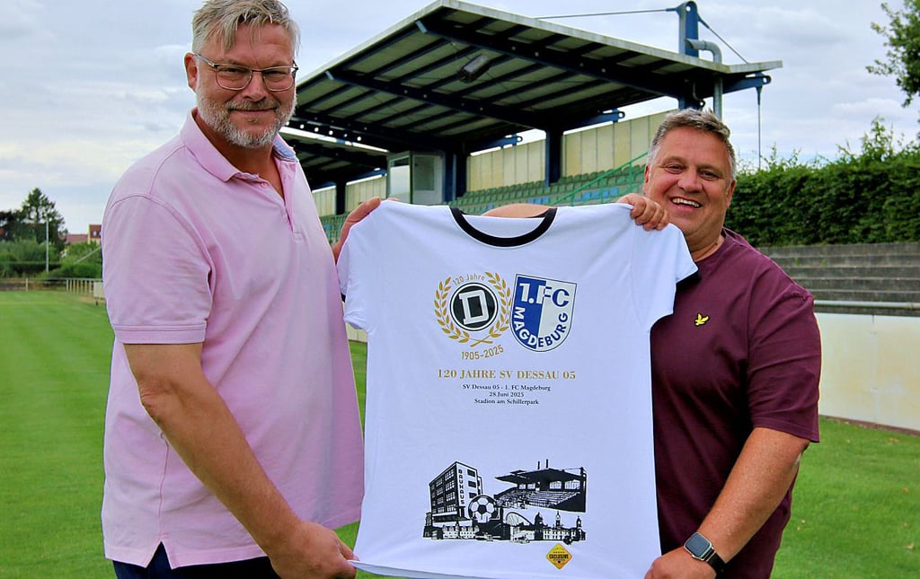 Der scheidende Dessau-Nullfünf-Präsident Thomas Diedrich (l.), bis 30. Juni im Amt, präsentiert mit Olaf Bülow das spezielle Trikot für das FCM-Spiel.