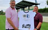 Der scheidende Nullfünf-Präsident Thomas Diedrich (l.), bis 30. Juni im Amt, präsentiert mit  Olaf  Bülow das spezielle Trikot für das FCM-Spiel.