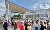 Der Andrang am Donnerstagnachmittag ist groß: die neue Sporthalle Damaschkestraße wird eröffnet.