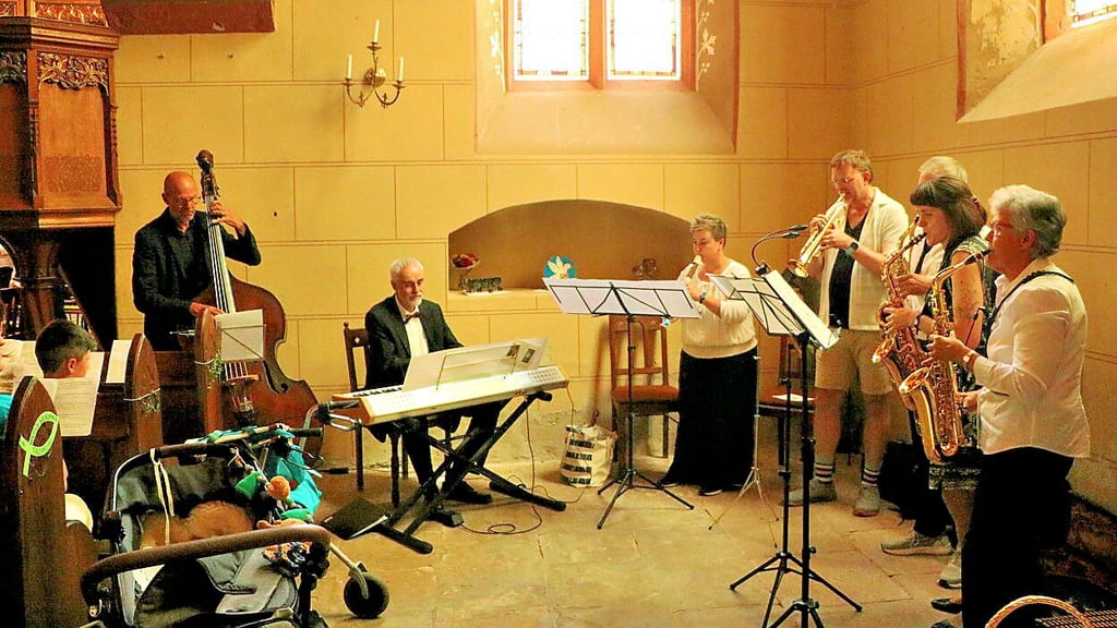 Groß ist auch die Zahl der Instrumentalisten, die das Programm bereichern.