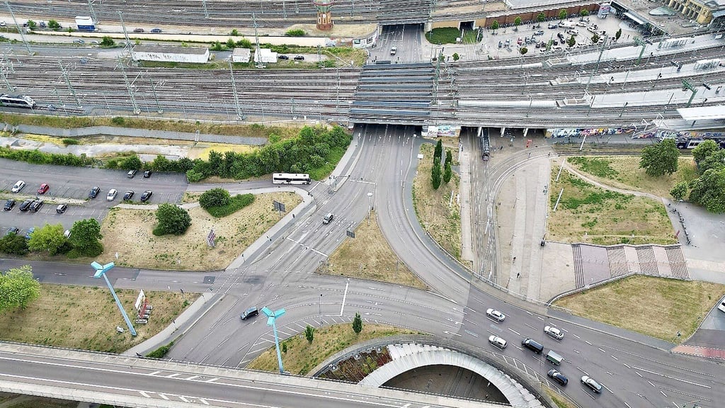 Blick vom Riebeckplatz in die Delitzscher Straße mit den zwei Bahnbrücken: Der Abschnitt ist jetzt für Wochen voll gesperrt.