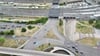 Blick vom Riebeckplatz in die Delitzscher Straße mit den zwei Bahnbrücken: Der Abschnitt ist jetzt für Wochen voll gesperrt.