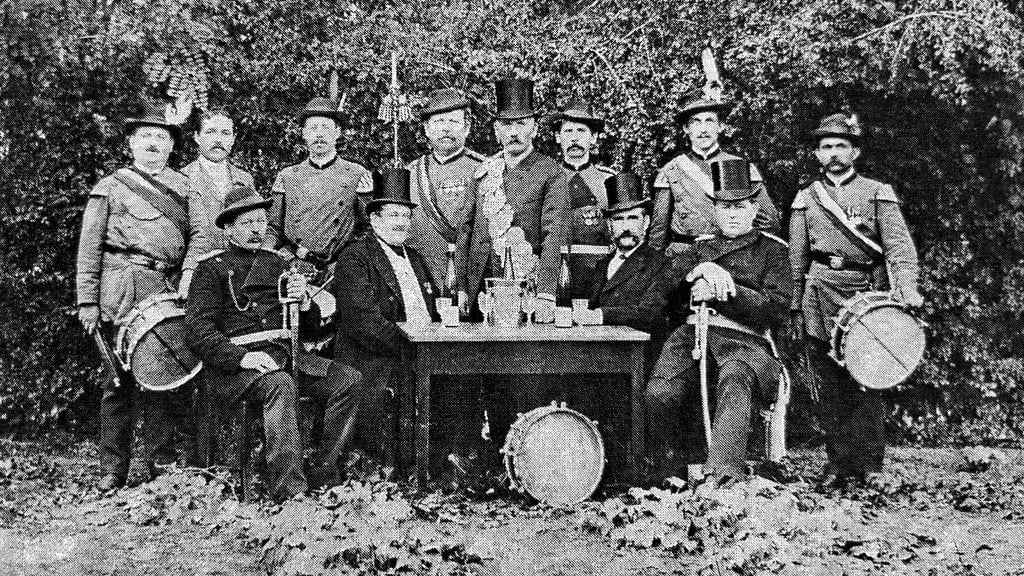 Gruppenaufnahme der Schützengilde Mücheln 1893 im Schützenhausgarten mit Vorstand, Schützenkönig und Spielmannszug.