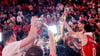 Die Bayern-Basketballer überschütten Coach Herbert mit Bier.