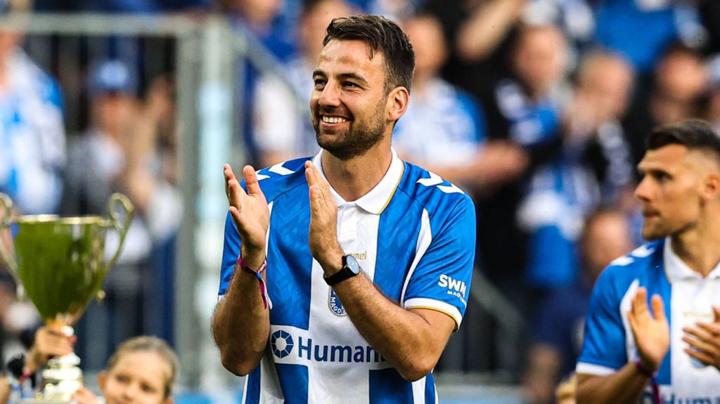 Christian Beck und die Aufstiegshelden von 2015 lassen sich in der Avnet-Arena feiern.