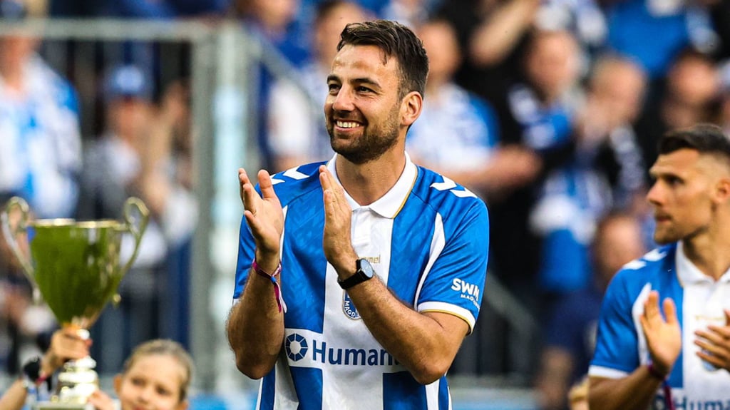 Christian Beck und die Aufstiegshelden von 2015 lassen sich in der Avnet-Arena feiern.