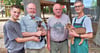 Praktikant Jim Nolte (von links), Lothar Schulze und  Horst Kamieth vom Förderverein sowie Tierpfleger Peter Hecht freuen sich über zwei Zwergziegen-Lämmchen im Klötzer Tierpark. Der Tiernachwuchs soll Menschennachwuchs anlocken.