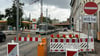 Die Hallische Straße in Magdeburg ist aktuell in Fahrtrichtung Innenstadt wegen Brückenarbeiten der Bahn gesperrt. Für Fußgänger und Radfahrer ist ein gemeinsamer Weg eingerichtet.