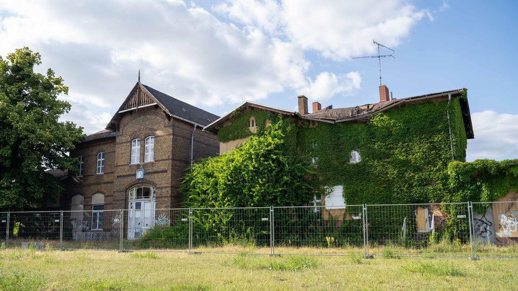 Nach einem Teileinsturz des Daches rückt der leerstehende Bahnhof in Coswig wieder in den Fokus.