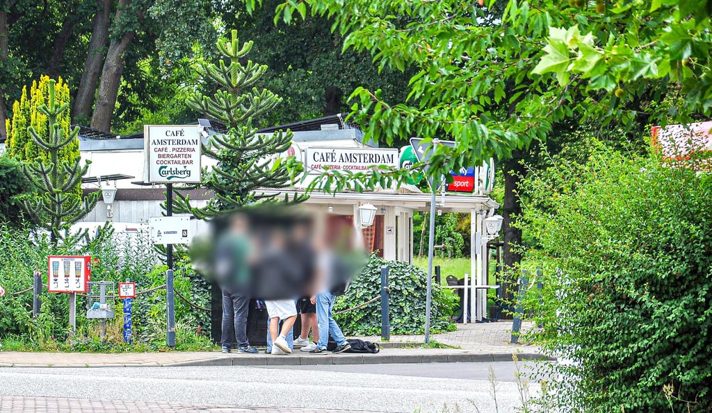 Verführung am Fußweg: Schüler stehen vor dem Snackautomaten nahe der Sekundarschule Osterburg (Landkreis Stendal).