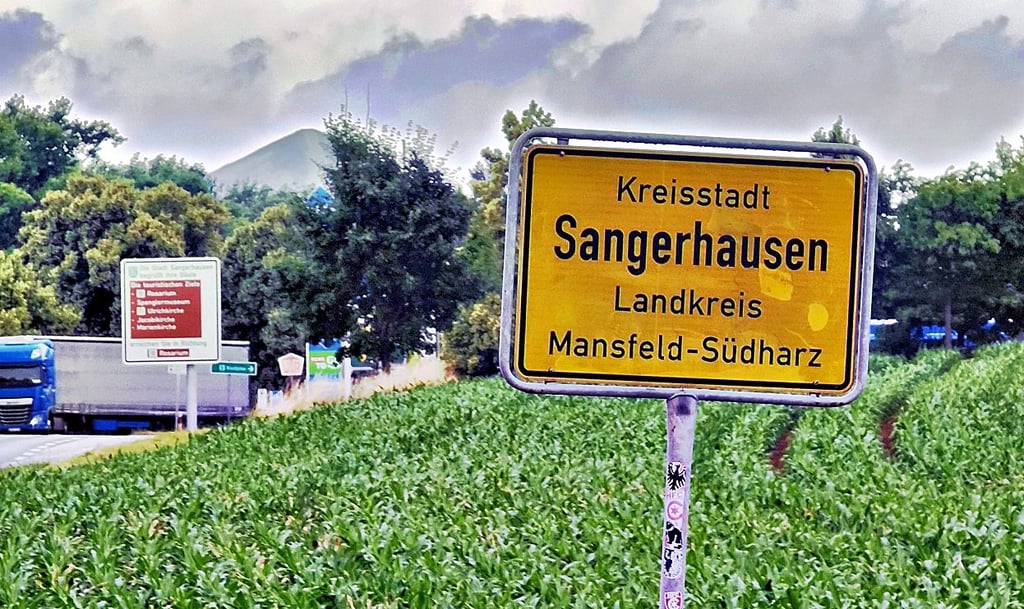 Eines der bisherigen Ortsschilder von Sangerhausen. Künftig soll darauf auch „Berg- und Rosenstadt“ stehen