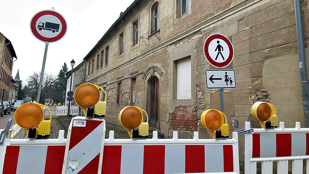 Die Sperrung vor dem Schrott-Haus in Allstedt besteht schon seit Monaten.