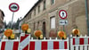 Die Sperrung vor dem Schrott-Haus in Allstedt besteht schon seit Monaten.