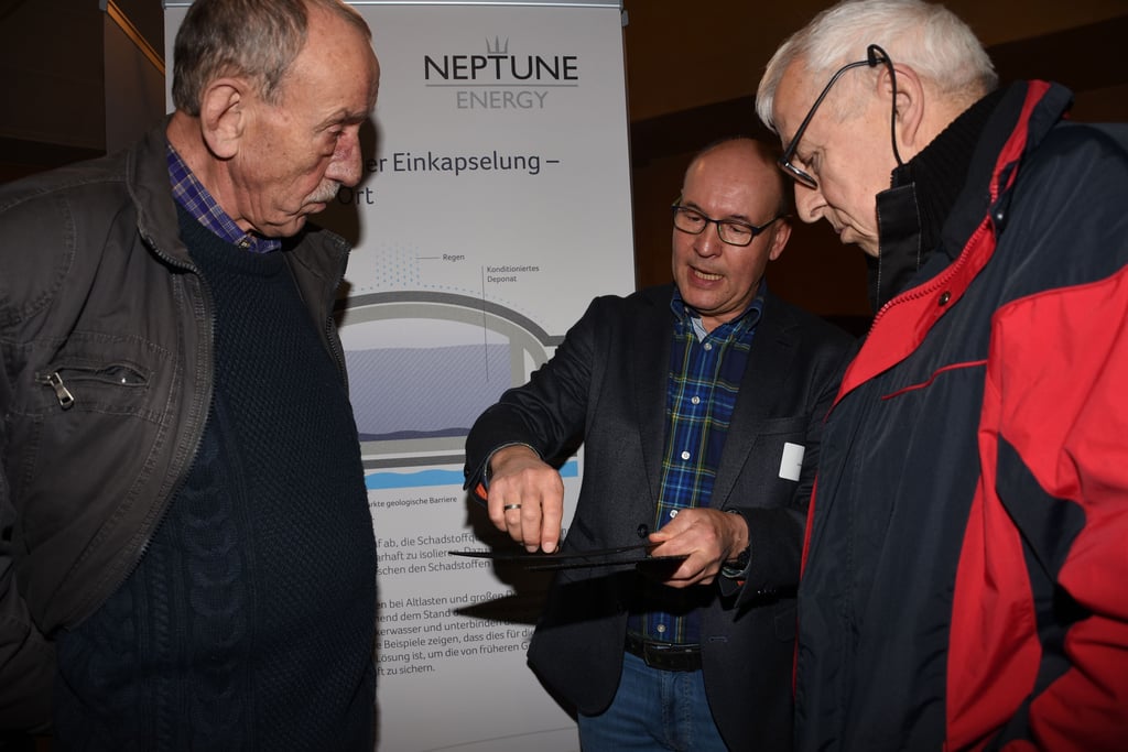 Bei einer Info-Veranstaltung im Dezember 2024 hatte Neptune Energy, hier Mitarbeiter Sven Schulz (Mitte), interessierten Bürgern bereits gezeigt, mit welchem Stoff künftig die Giftgrube Brüchau abgedeckt werden soll.