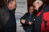 Bei einer Info-Veranstaltung im Dezember 2024 hatte Neptune Energy, hier Mitarbeiter Sven Schulz (Mitte), interessierten Bürgern bereits gezeigt, mit welchem Stoff künftig die Giftgrube Brüchau abgedeckt werden soll.