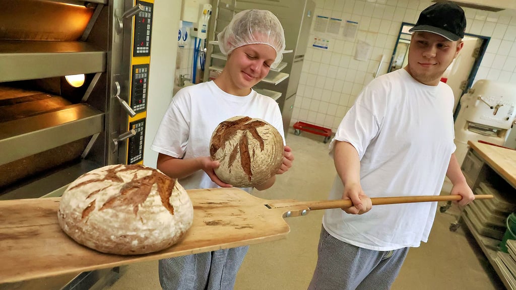 Frances Büchner und Jonas Döring, die derzeit ihren Fachpraktiker für Bäcker im Kolpingwerk machen, präsentieren das prämierte Bärlauchbrot.