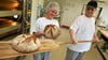 Frances Büchner und Jonas Döring, die derzeit ihren Fachpraktiker für Bäcker im Kolpingwerk machen, präsentieren das prämierte Bärlauchbrot.