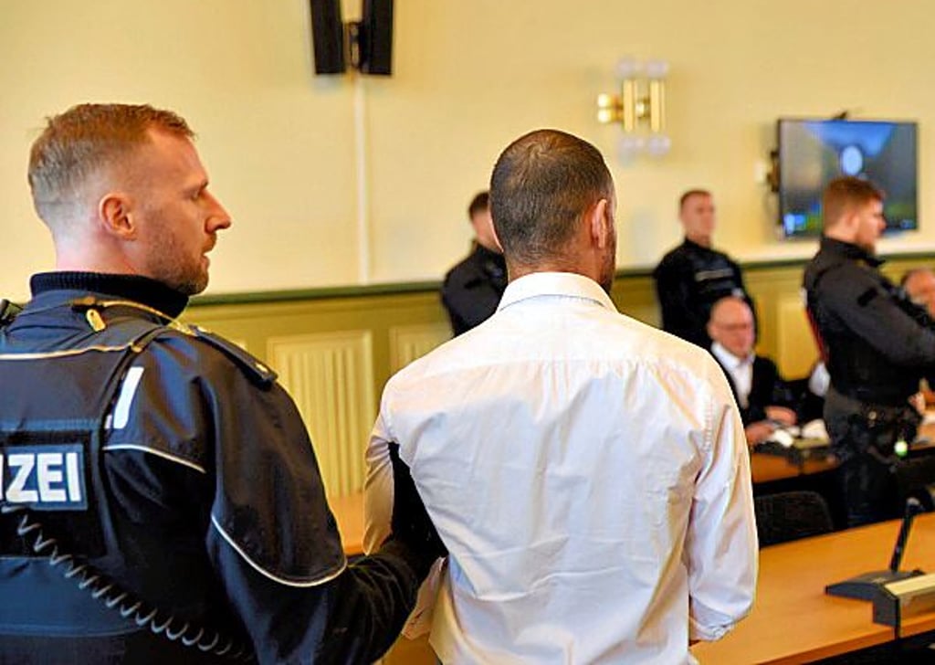 Ein 26-Jähriger ist schuldig gesprochen worden, für den Tod des Mannes im Südring verantwortlich zu sein, der im Südring in Burg auf offener Straße verstorben ist.