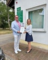 Torsten Lorenz und Nadja Thätner mit dem Vertrag