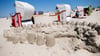 Zwei Kinder haben gefährlich tiefe Löcher am Strand auf der Insel Borkum gebuddelt. (Symbolbild)