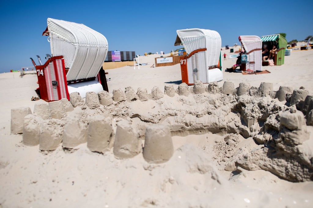 Zwei Kinder haben gefährlich tiefe Löcher am Strand auf der Insel Borkum gebuddelt. (Symbolbild)