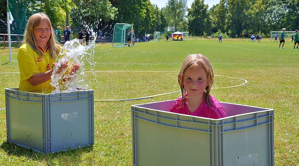 Alina und Lea haben Spaß in kühlenden Kisten beim 21. Franz-Bechmann-Turnier des TSV Neundorf.