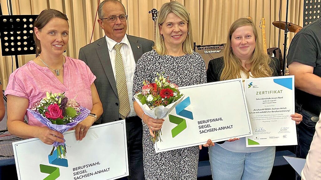 Vizelandrat Jörg Hartmann gratulierte Michaela Forberger, Gymnasium, sowie Ina Wurbs-Herglotz und Jasmin Mölbitz von der Sekundarschule.