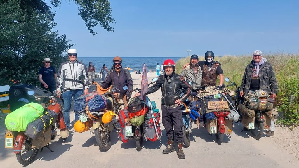 Die Harzer Simson-Freunde mit ihren kultigen DDR-Mopeds vom Typ SR2 an der Ostsee.