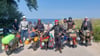 Die Harzer Simson-Freunde mit ihren kultigen DDR-Mopeds vom Typ SR2 an der Ostsee.